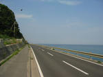 淡路の南海岸はこんな感じ。ここはちゃんとしたアスファルト舗装ですね。アスファルトとコンクリとが半々くらい？です