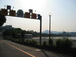 洲本の町の手前にこんな看板。ちなみに右手の浜は夏なんかに来たら大変良さげな、綺麗な浜でした