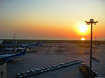 羽田エクセルホテル東急　滑走路側５Ｆスーペリアツインの部屋から見る早朝の羽田空港
