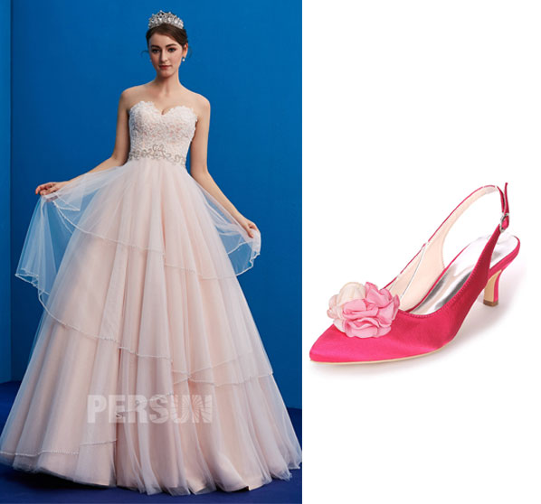robe de mariée rose pale princesse et chaussures rose
