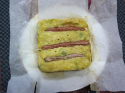 長いソーセージを3本入れたケーキ。軽食？