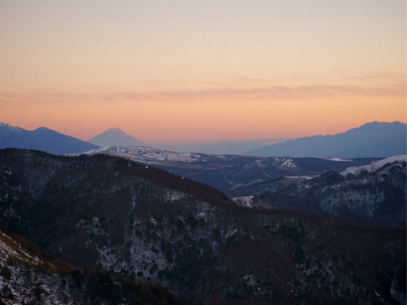 遠くに富士山が見える夕景