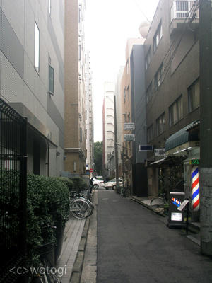 ビルの狭間