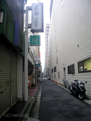 ビルの狭間