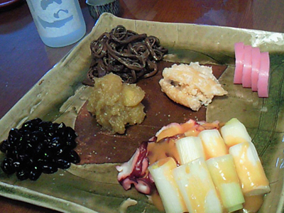 黒豆・蛸とねぎのぬた・ぜんまい煮・栗きんとん・数の子のわさび漬け・かまぼこ