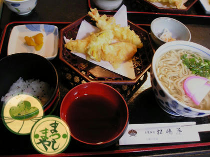 参道でお昼ご飯