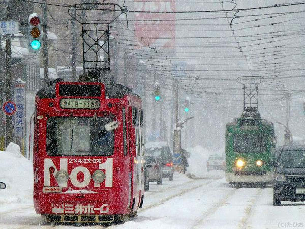 雪の中ですれ違う電車