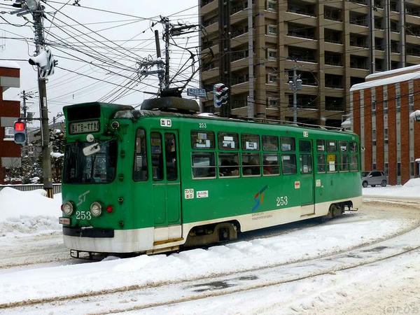 電車事業所前停留所を発車した253