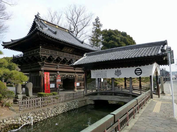 反橋と山門
