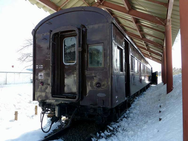 静態保存された旧型客車（オハフ61 2752）