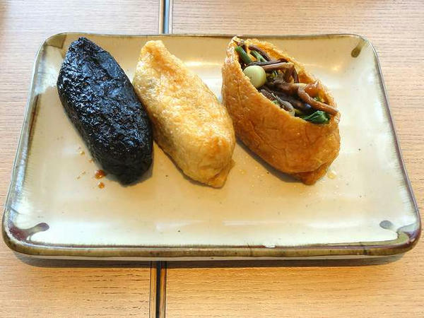 飾りいなり（山菜）、いなり寿司、竹炭いなり（梅ひじき飯）