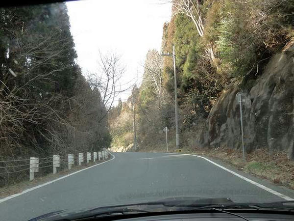 県道37号は所々狭いです