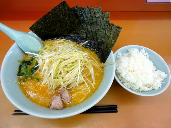 特製味噌ネギラーメン（脂普通・味普通・麺普通）＋ネギ増＋のり5枚＋半ライス