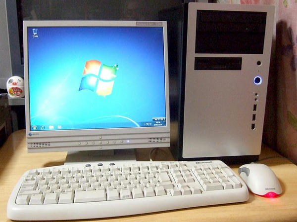 ようやく完成。ちなみに、ディスプレイ、キーボード、マウスは仮の物というか、とりあえず余っていた物を組んでしまいましたが、このまま使うかもしれません。