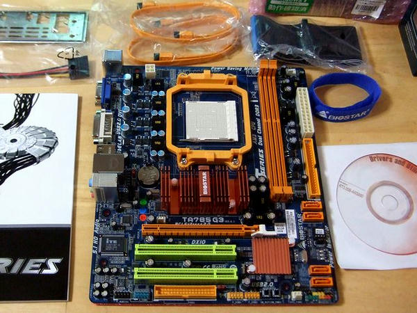 箱から出したマザーボードとその付属品一式