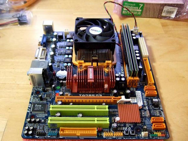 CPUとメモリの取り付けが完了したマザーボード