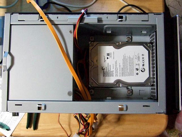 次に、HDDを取り付けたトレーを本体に固定