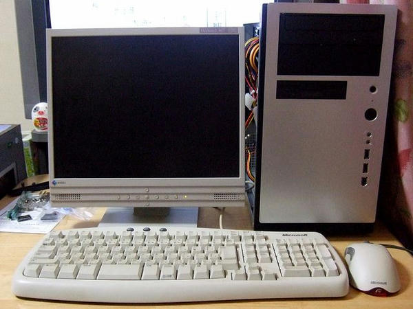 モニターとキーボード、そしてマウスも接続しますが、ケースの蓋というか側面と天井のパネルはOSのインストールが完了するまで外した状態に。