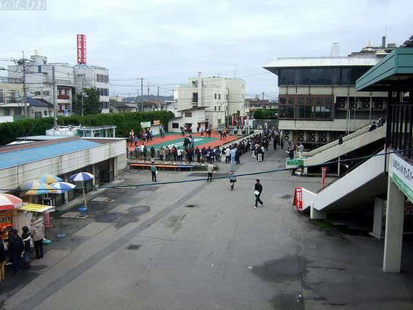 駐車場直結の歩道橋からパドック方向