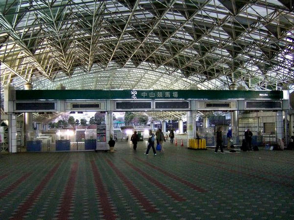 金杯当日の午前6時52分頃のセンタープラザ中央門付近