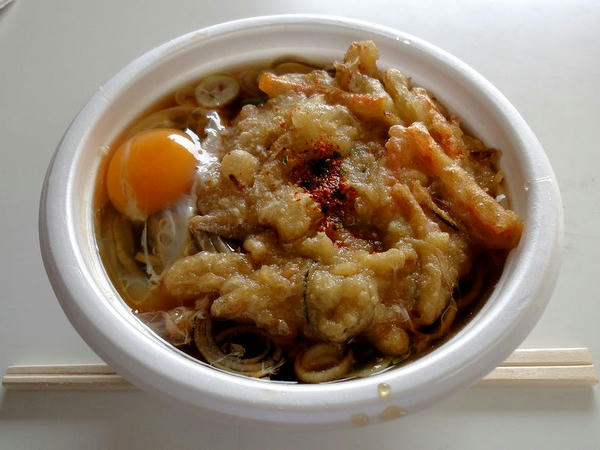 そばうどんいおか（新潟競馬場内）の天玉そば