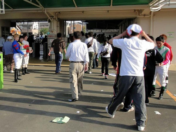 募金活動を行うジョッキーさん達
