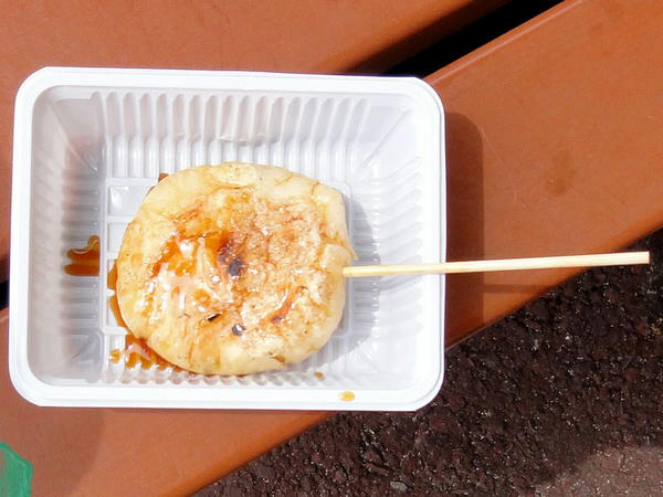 東入場門付近の店舗の焼もち