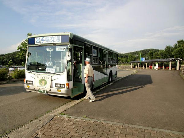 発車を待つ無料優待バス最終便