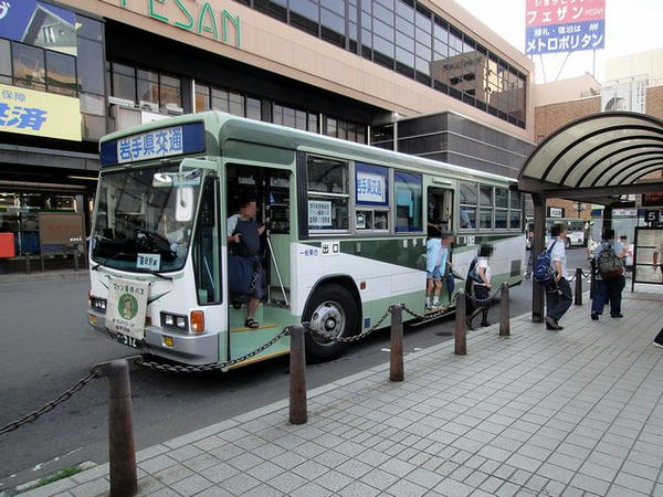 盛岡駅に到着した無料優待バス
