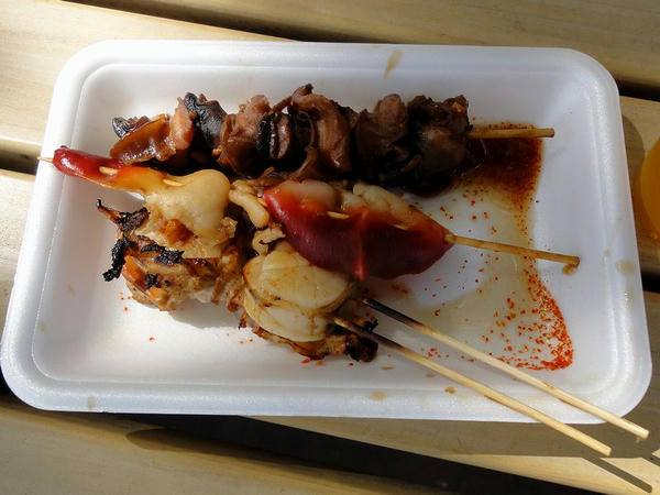（奥）つぶ貝焼 200円、（中）ほっき焼　300円、（手前） ほたて焼 300円