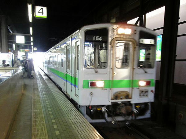 桑園駅に入線するJR札沼線のディーゼルカー
