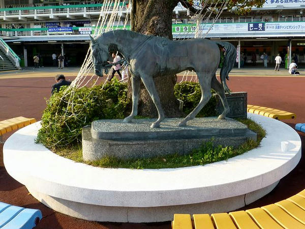 前回気づかなかった馬のブロンズ像