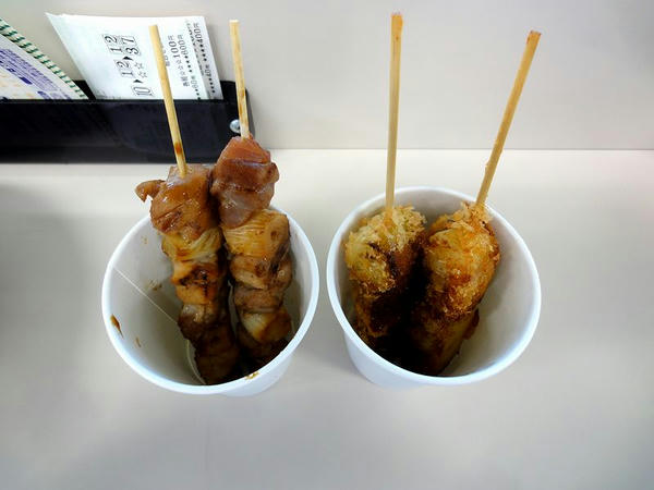 マグロ串焼き（左）、マグロ串カツ（右） 各1本100円