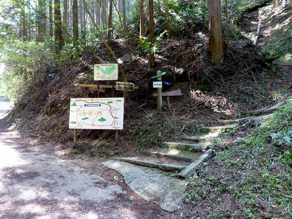 千早城（千早神社裏参道）入り口