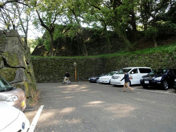 不明門駐車場