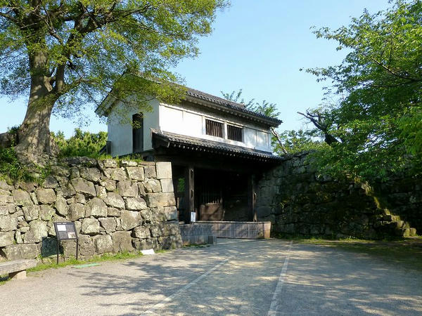 裏手から見た岡口門