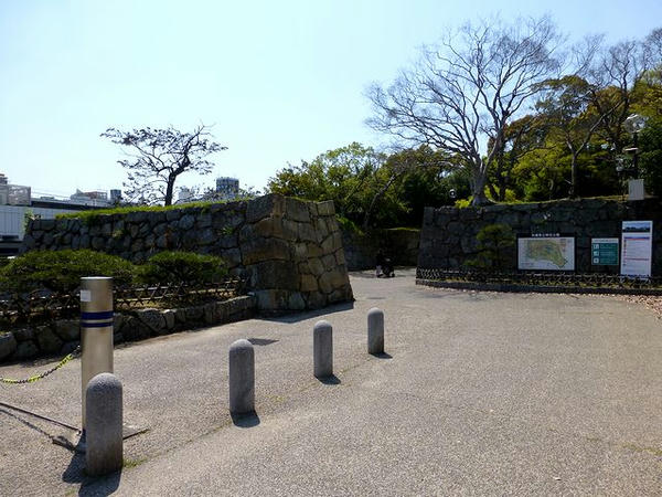 東入口