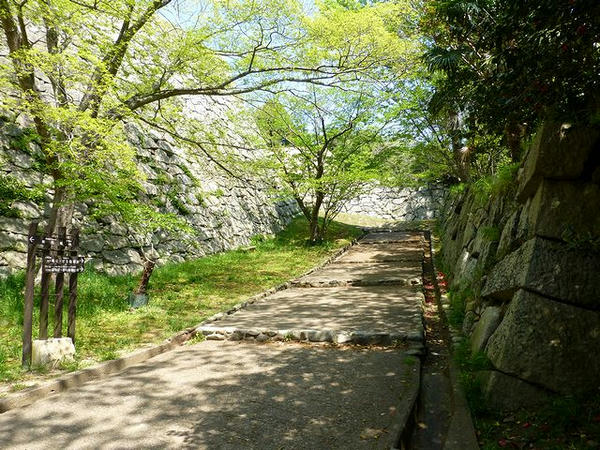 東丸入口へと通じる坂道