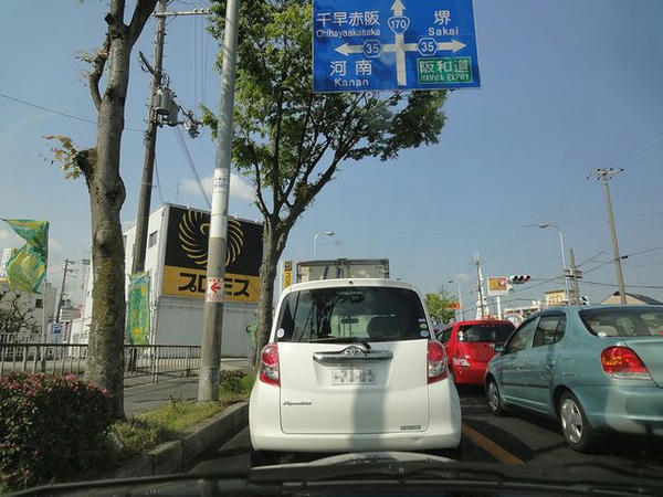 混雑する富田林市内の国道170号バイパス