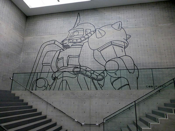 美術館内部の壁面に描かれたザク