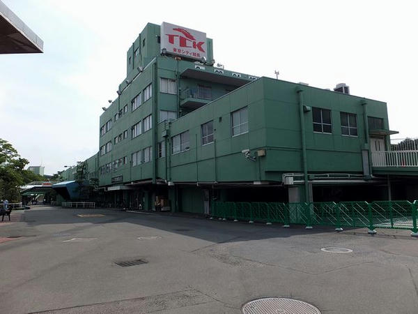 後ろ側から見た正門建物