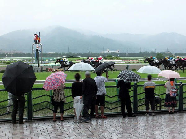 雨の決勝線付近