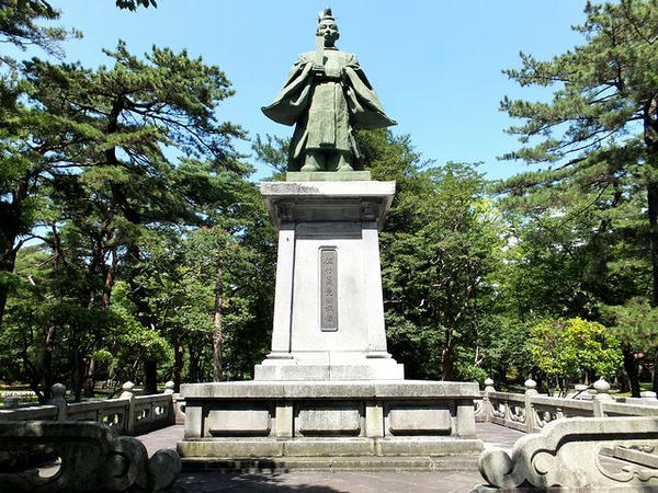 佐竹義堯公銅像