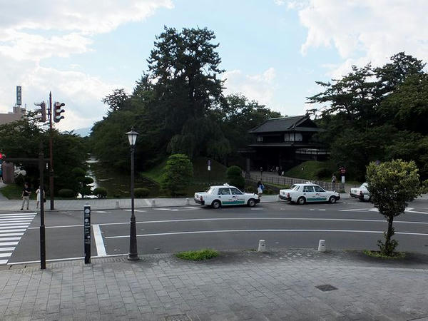 追手門広場から見た三の丸追手門と外濠