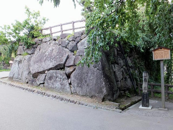 虎口付近の石垣