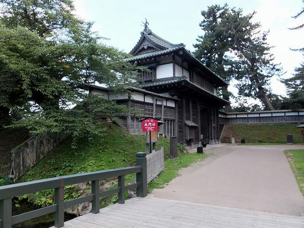 亀甲橋から北門を望む