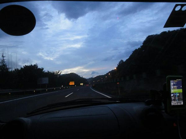 夜明けの東北道走行中