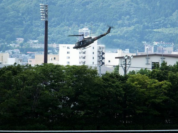 飛行する自衛隊機