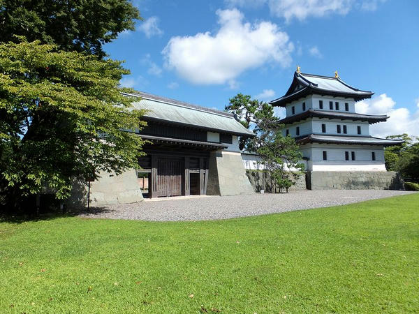 本丸御門と復元天守