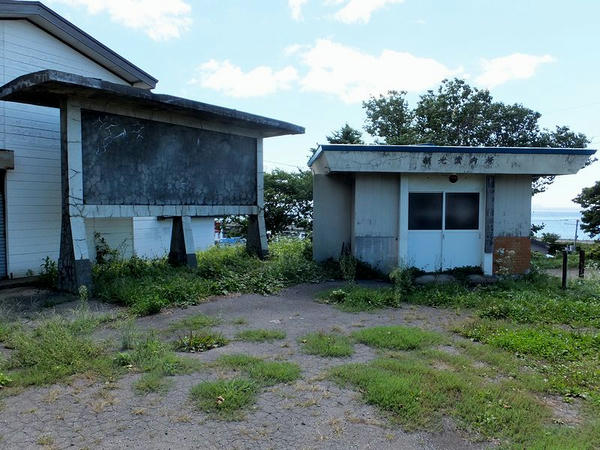 案内看板と観光案内所跡